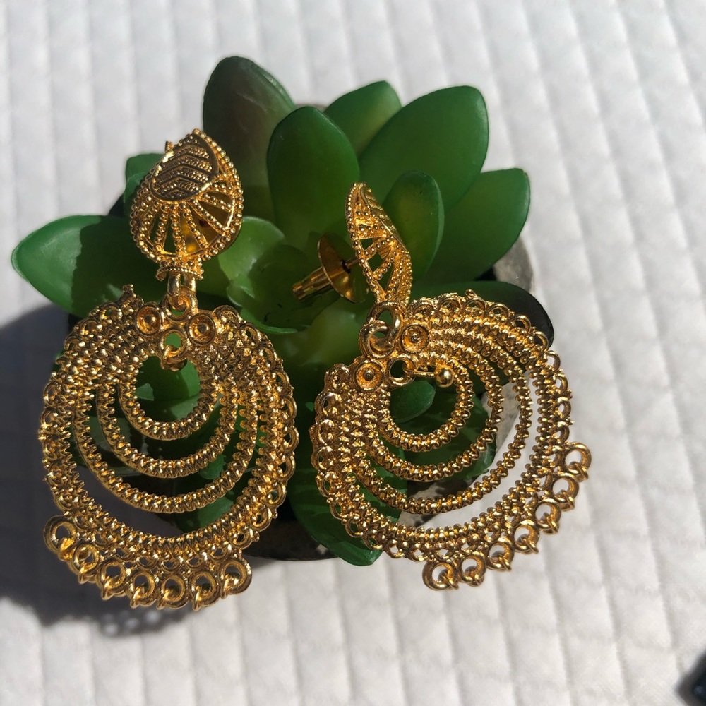 Beautiful timeless classic earrings 💛 - Picture 9 of 10